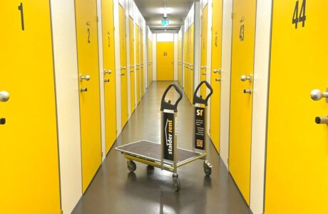 Innenansicht einer Lagerbox in Bremgarten mit gelben Türen